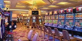 စစ်မှန်သော ဒီလာနှင့် Baccarat စားပွဲ — Q7988 Live Casino